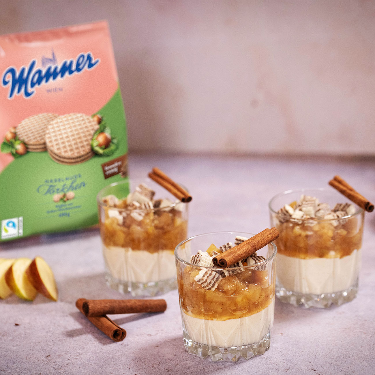 Weißes Zimtmousse mit Apfelkompott und Manner Kakao-Haselnusscreme ...