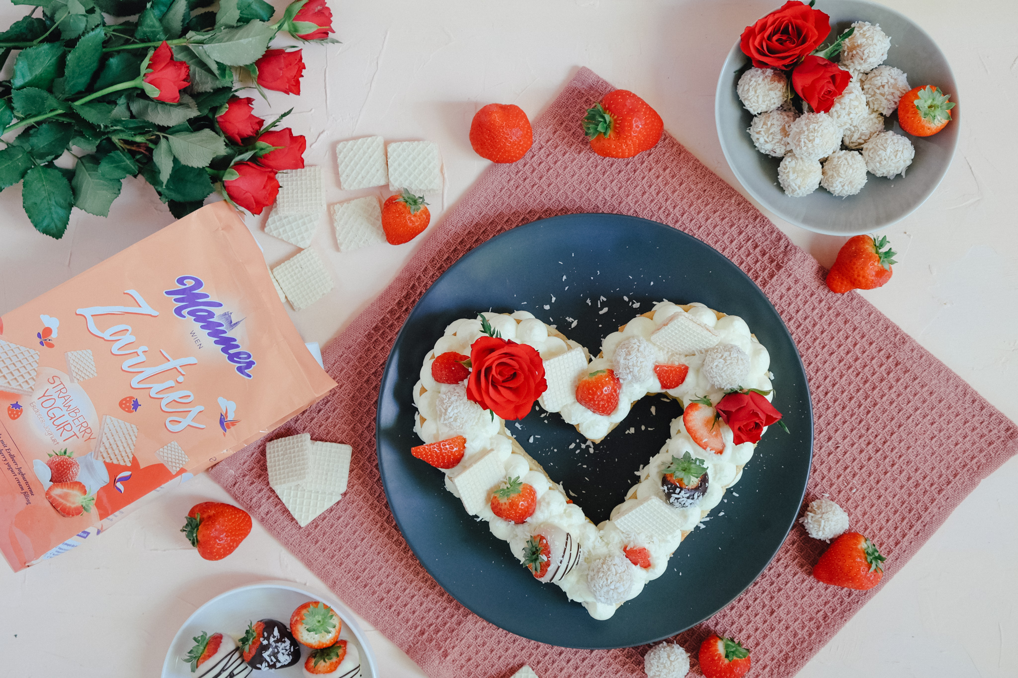 Manner Muttertags Lettercake in Herzform mit Pralinen aus Zarties Strawberry Joghurt