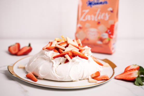 Manner Erdbeer Pavlova mit Zarties Strawberry Yoghurt_DE